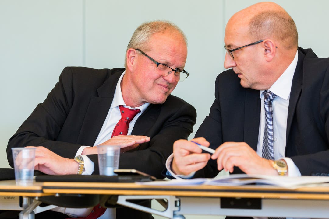 Beat Blattner (l.), VR-Präsident Stadion Aarau AG, spricht mit Martin Kull, CEO HRS.