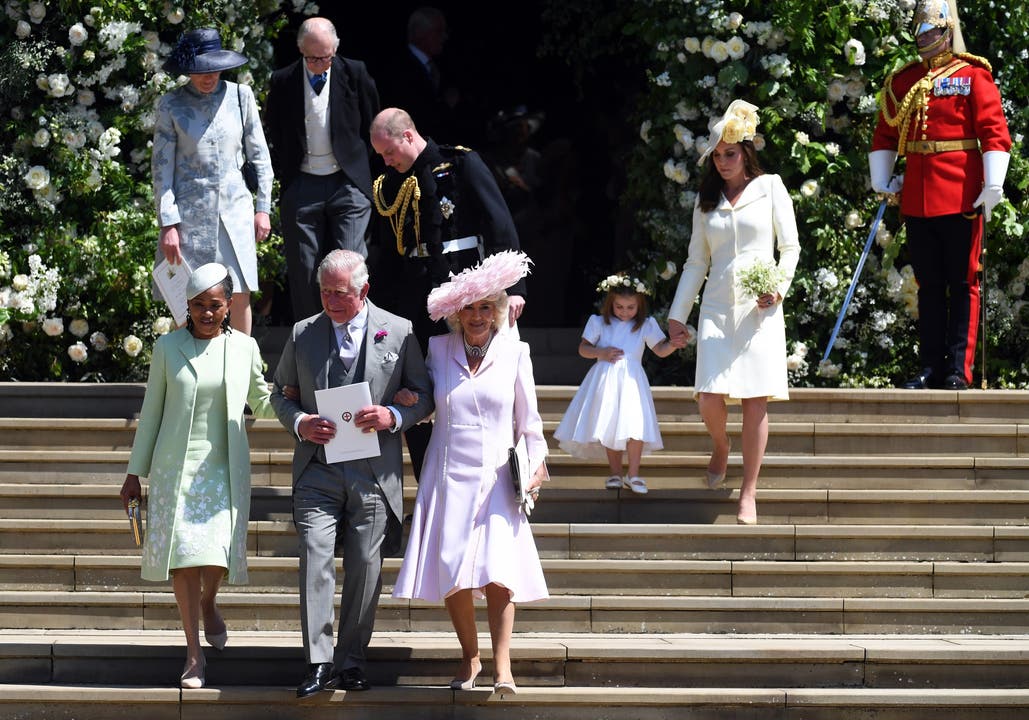 Ihnen folgen Prinz Charles mit Doria Ragland, Meghan Markles Mutter (links), sowie Camilla.