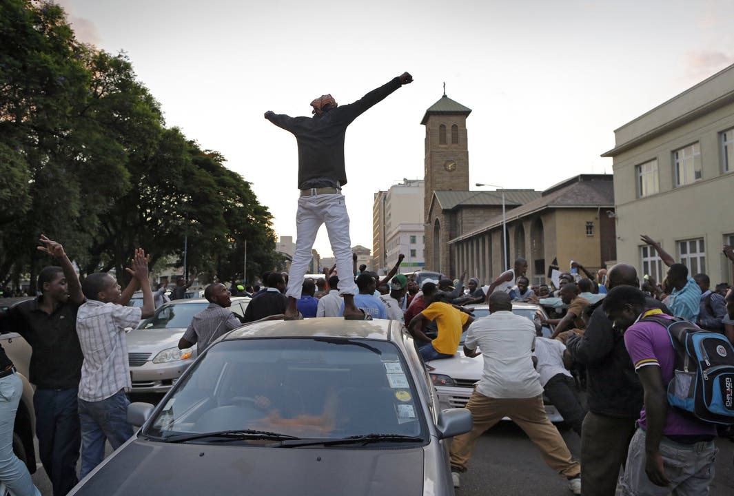 Simbabwer feiern vor dem Parlamentsgebäude in Harare, der Hauptstadt von Simbabwe.