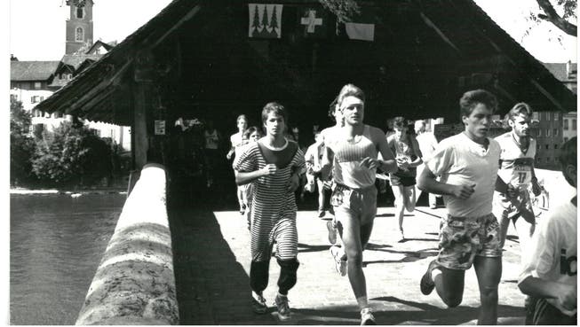 Pyjama-Laufanzüge und Stirnbänder waren Ende der 1980er-Jahre bei den Teilnehmern des Oltner 2-Stunden-Laufes angesagt. zvg