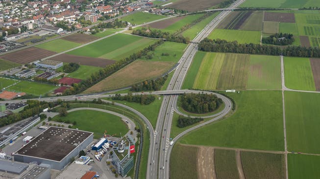 Die Anschlussstrasse (rechts im Bild) soll saniert werden.