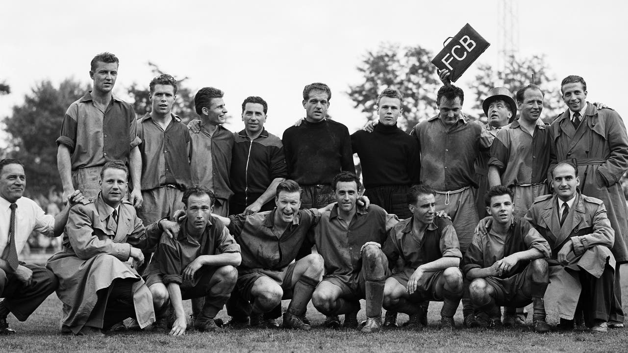 1. Titel, 1953: Die Spieler des FC Basel nach einem Heimsieg gegen die Grasshoppers aus Zürich. Nach dem Spiel stand der erste Meistertitel in der Klubgeschichte fest.