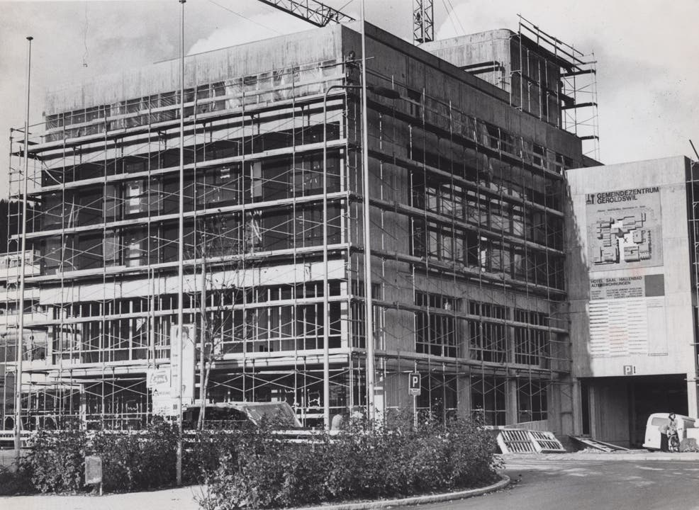Und wenn alles klappt, könnte das Geroldswiler Zentrum ab 2022 wieder von Baugerüsten ummantelt sein: Hier ein Bild aus der Zeit, in der das Hotel gebaut wurde.