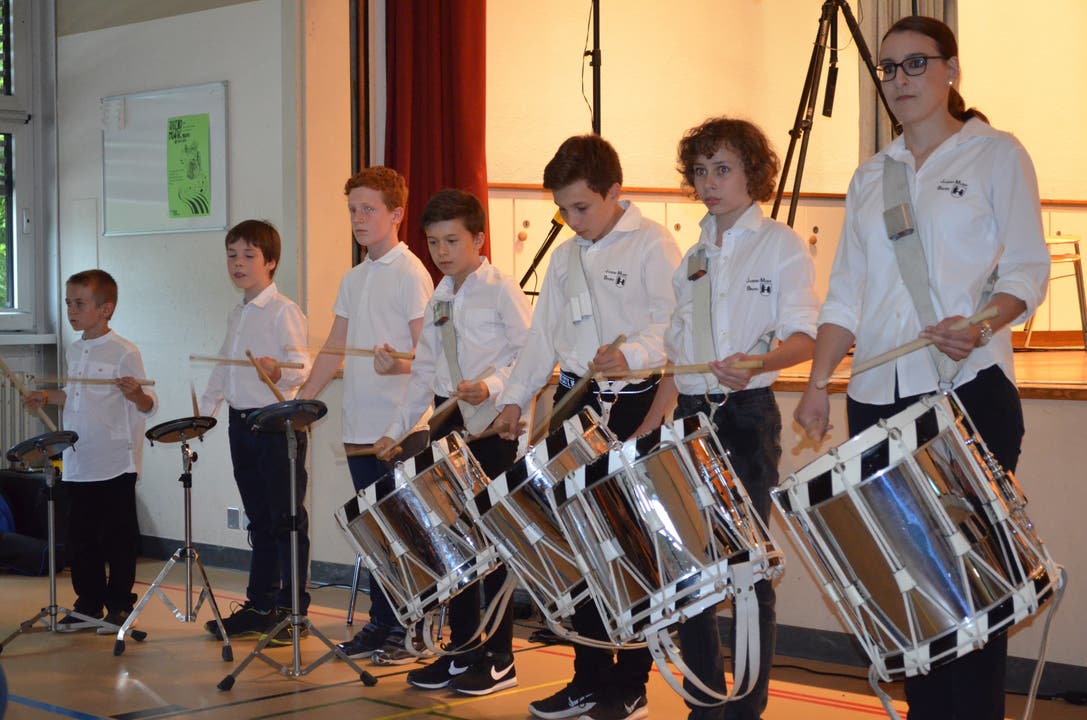 Jahreskonzert Jugendmusik Brugg Die Tambouren präsentieren den "Wirbelaufbau" zu Beginn des Konzerts.