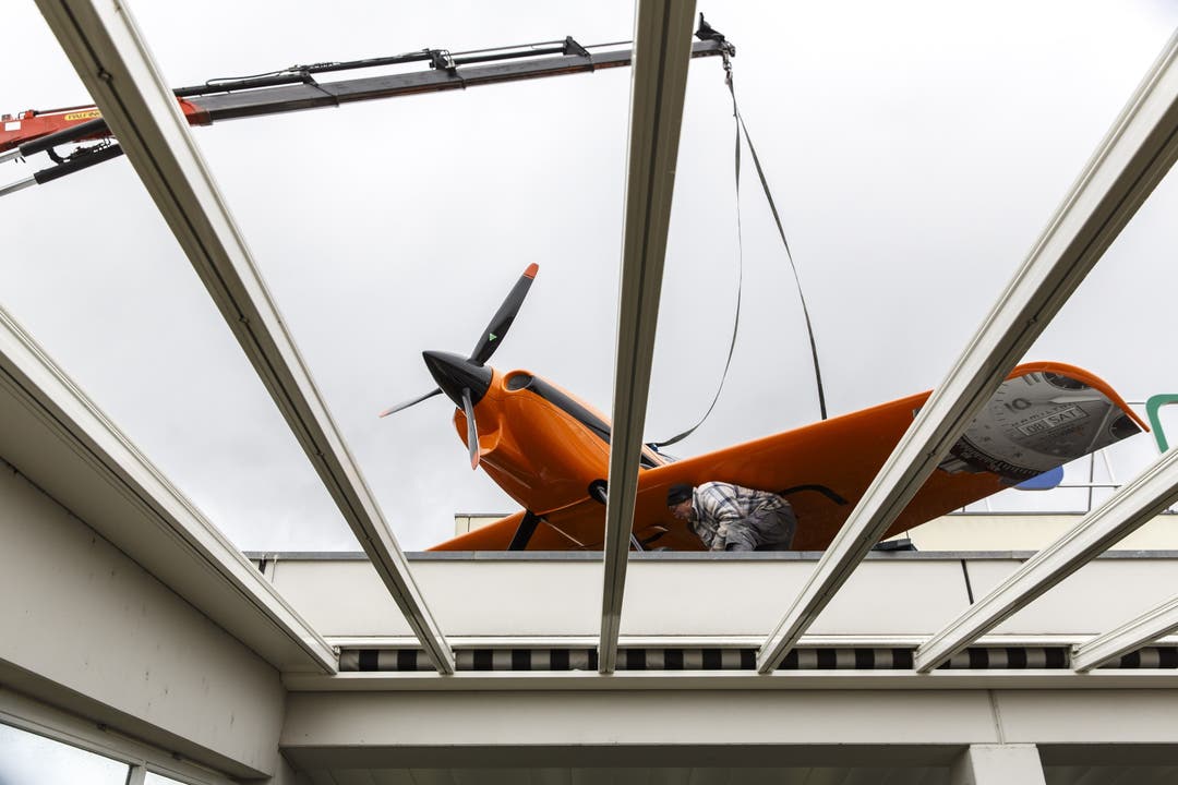 Ein neues Flugzeug auf dem Dach des Airport Hotels