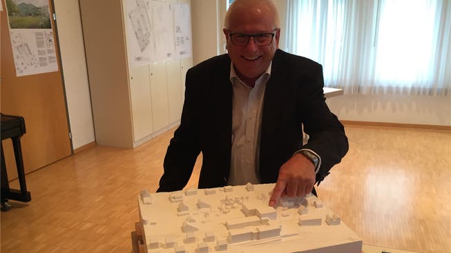 Hans Schärer, Präsident der Stiftung, zeigt auf den Neubau (heute Haus A).uhg