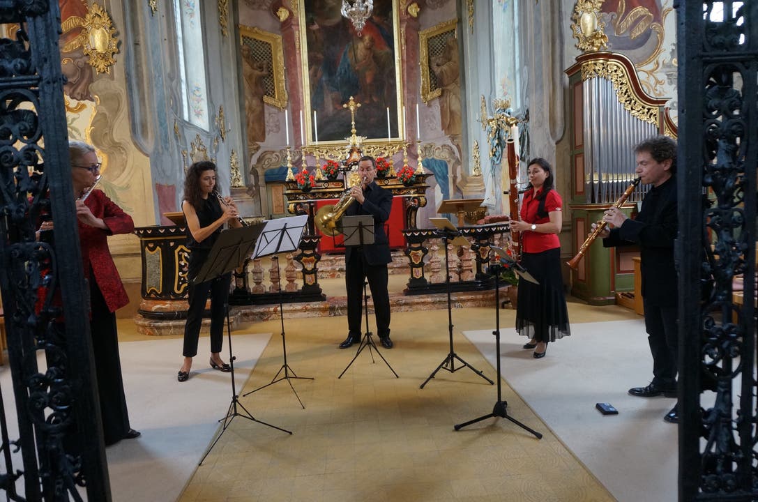 Von links Andrea Kolle und Silvia Zabarella zusammen mit drei Musikern vom Schweizer Oktett bildeten das Blaeserquintett. -