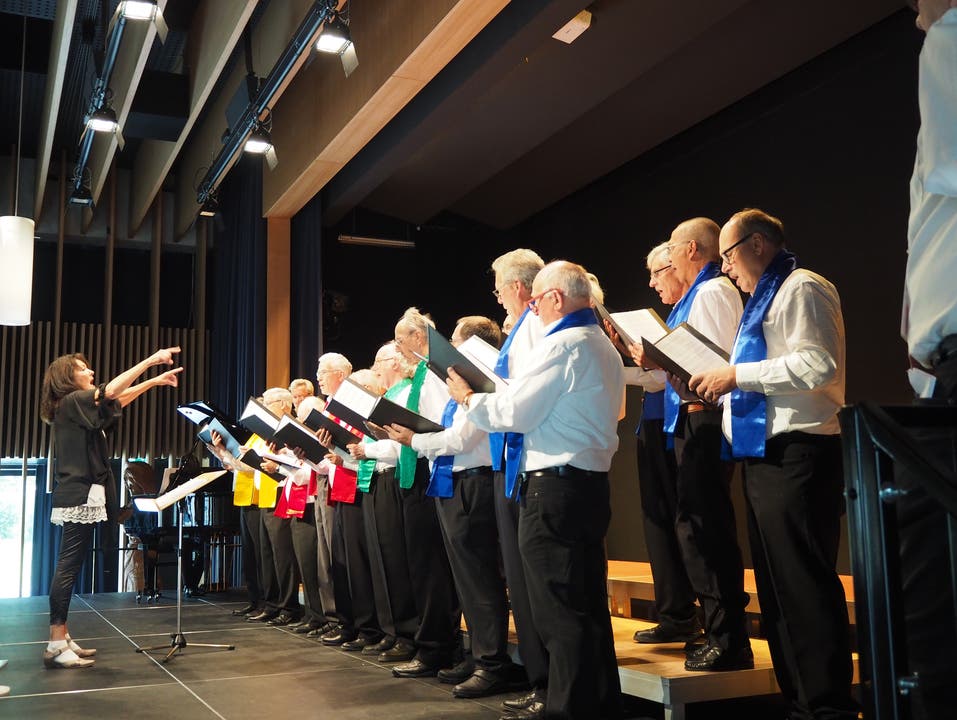 Bezirkssängertag 2018 Zum Bezirkssängertag, organisiert vom Männerchor Neuenhof, kamen rund 300 Sänger aus 15 Chören in die neue Aula in Neuenhof