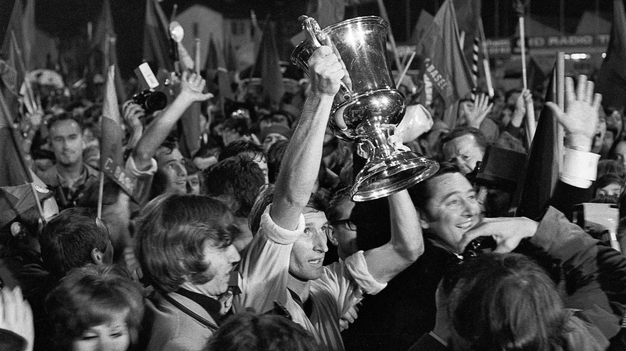 4. Titel 1970: FCB-Captain Karl Odermatt lässt sich von den Fans mit dem Pokal feiern, nachdem sein Team in der letzten Runde den FC Wetteingen besiegt hat.