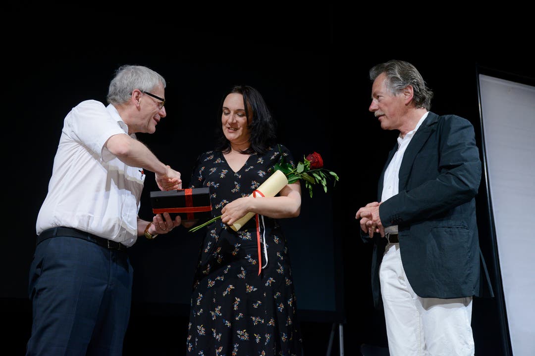  Terézia Mora nimmt ihre Auszeichnung entgegen.