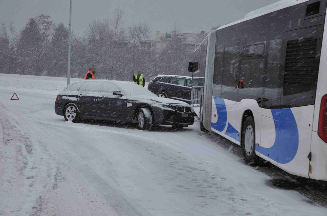 Egerkingen (SO), 1. März In Egerkingen (Bild) und Lostorf kollidieren ein Auto und ein Linienbus. Im Kanton Solothurn kommt es noch zu 10 weiteren Unfällen. Die Hälfte davon ereignet sich auf der Autobahn.