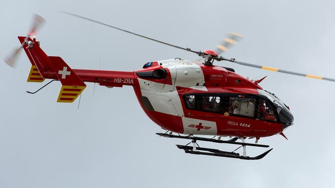 Der Rettungshelikopter brachte den verletzten Motorradfahrer ins Spital. (Symbolbild)