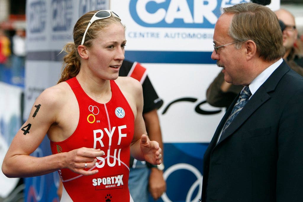 Samuel Schmid gratuliert Daniela Ryf zum 8. Platz an der Juniorinnen-WM 2006 in Lausanne.