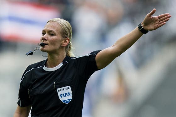 Bibiana Steinhaus Die Bundesliga Tanzt Nach Ihrer Pfeife