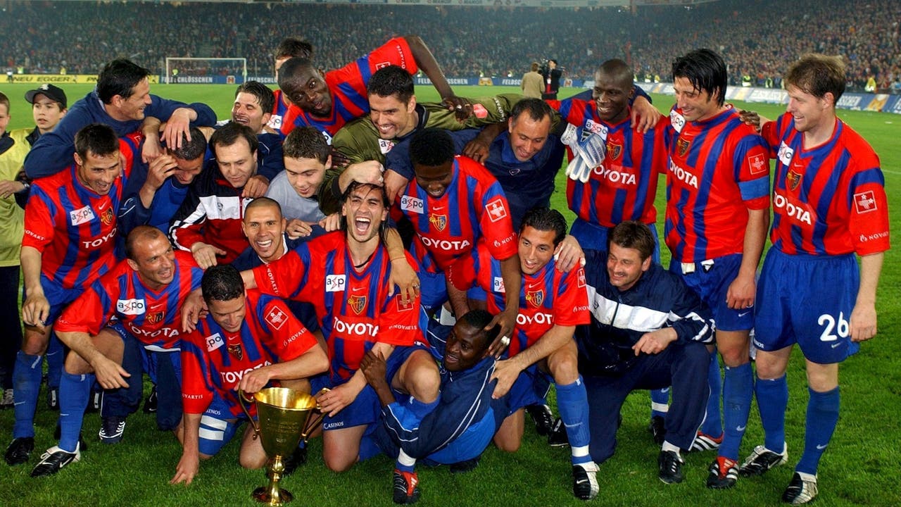 9. Titel, 2002: Nach 22 Jahren kehrt der Meisterpokal zurück nach Basel. Hakan Yakin posiert mit dem Pokal, während sein Bruder Murat eher abseits steht (r.).
