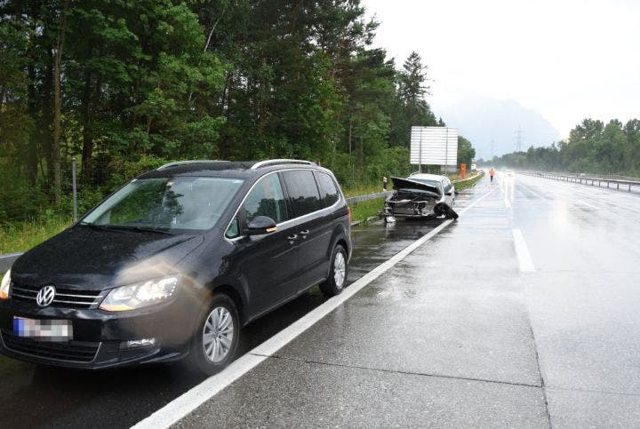 Buchs (SG), 5. Juni Auf der A13 ist ein 37-Jähriger mit seinem Auto in eine Leitplanke geprallt, nachdem er auf der nassen Fahrbahn die Kontrolle über sein Fahrzeug verloren hatte. Der Sachschaden beträgt 20'000 Franken.