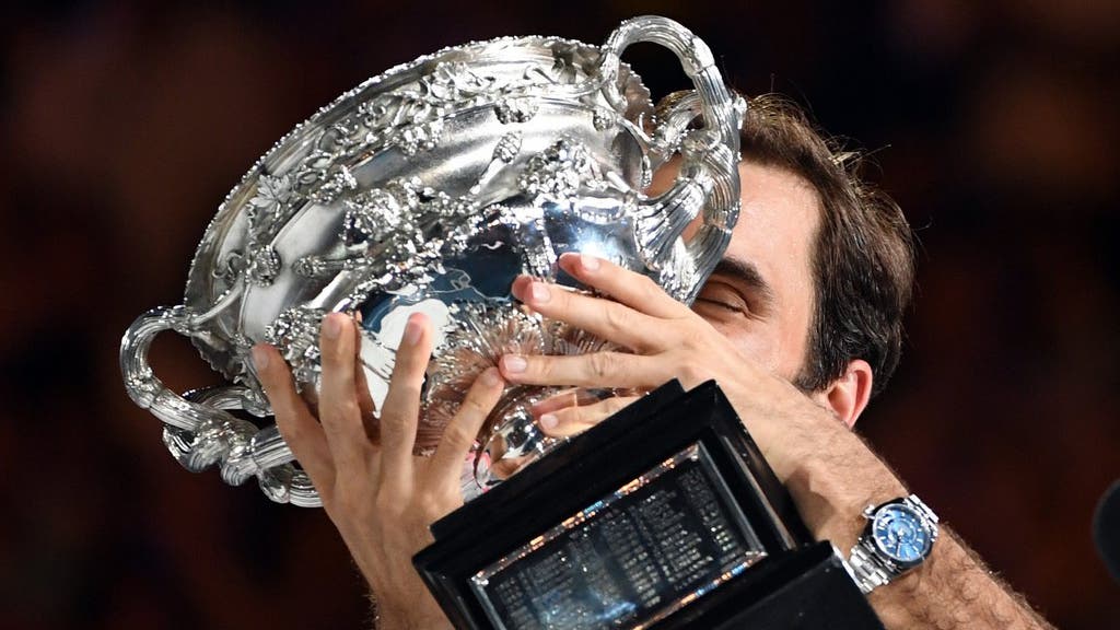 Mehr als verdient: Roger Federer nimmt seine sechste Australian Open-Trophäe entgegen.
