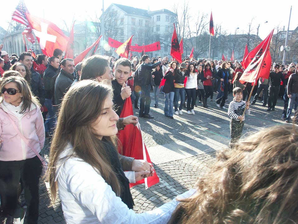 Am 17. Februar 2008 feiern die in der Schweiz lebenden Kosovarinnen und Kosovaren die Unabhängigkeit ihrer Heimat. Helvetiaplatz Zürich.