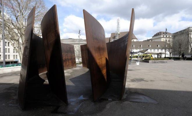 Und einmal mit Blick auf die Plastik von Richard Serra.
