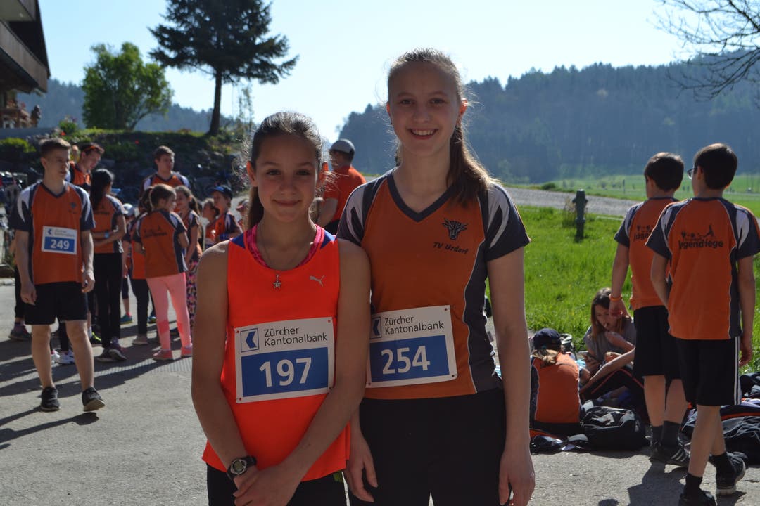 Seraina Monn (links) und Corinne Rütschi (rechts) kurz vor dem Wettkampf