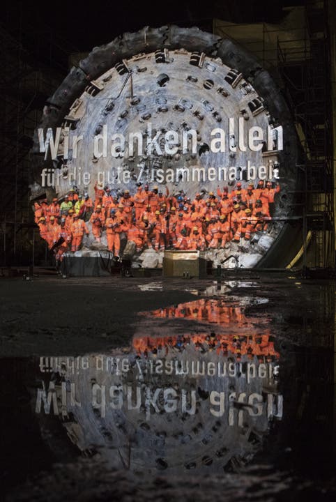 SCHWEIZ BOEZBERGTUNNEL Eine Projektion zeigt die Aufschrift "Wir danken allen" anlaesslich des offiziellen Festakts zum Boezbergtunnel, aufgenommen am Mittwoch, 13. Dezember 2017 in Effingen. (KEYSTONE/Ennio Leanza)