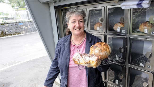 Greth Wiggli verkauft in Fehren pro Tag rund 50 Brote aus dem Automaten.