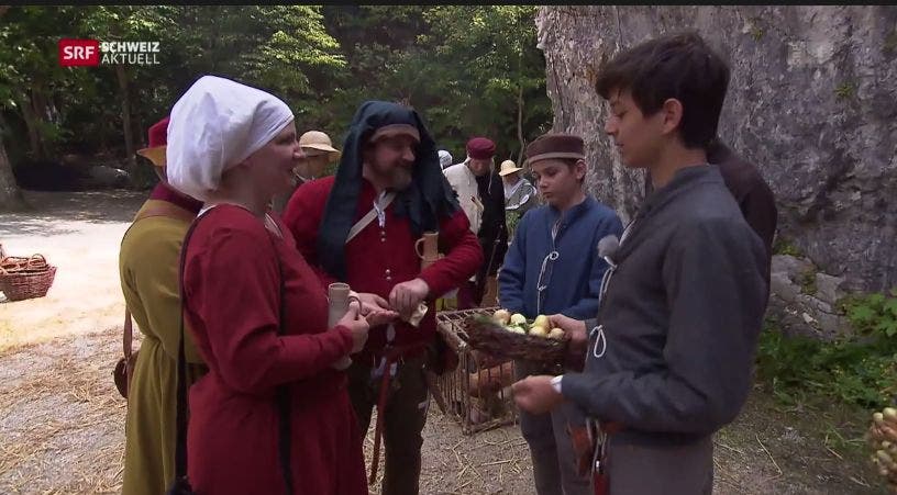 Simon verkauft einen Korb mit Zwiebeln für sieben Schilling