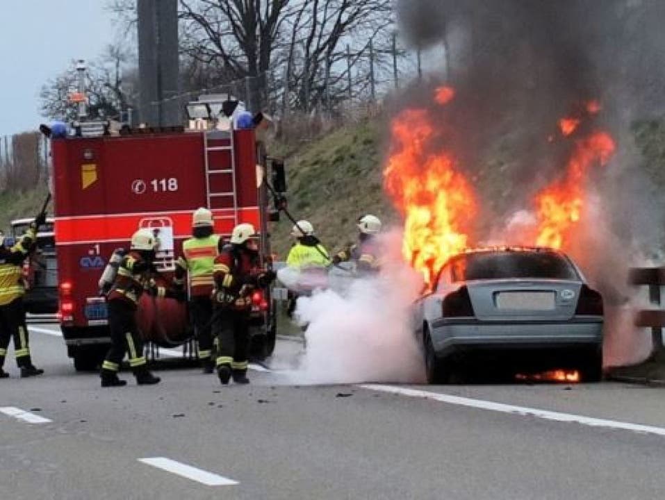 Widnau (SG), 11. Februar Auf der Autobahn im St. Galler Rheintal hat ein Auto auf der Fahrt zu brennen angefangen. Die junge Lenkerin war von Widnau in Richtung Au unterwegs.