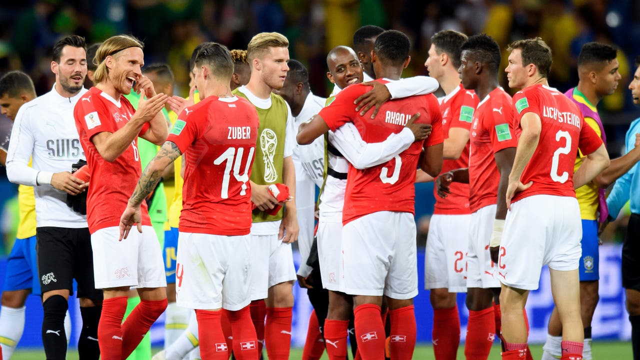 Die Schweizer Nati-Spieler umarmen sich nach dem Schlusspfiff über den Punktgewinn gegen Brasilien
