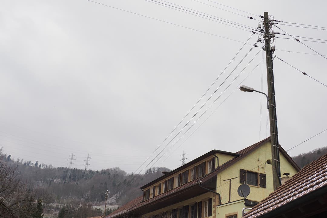 Die vielen elektrischen Leitungen im Dorf sind augenfällig.