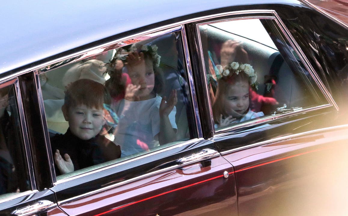 Jöö: Prinzessin Charlotte (rechts) fährt im Auto zur Kirche.