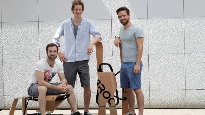 Stolz präsentieren Yves Aeschbacher, Jeremias Perren und Fabian Kessler ihren selbst entwickelten AROC-Schlitten.