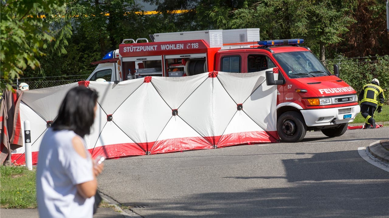 Villmergen (AG), 26. Juli An der Kreuzung der Kantonsstrasse und der Anglikerstrasse in Villmergen kam es zu einem tödlichen Unfall zwischen einem Lastwagen und Velofahrer. Der 56-jährige Velofahrer verstarb trotz Reanimationsversuchen noch auf der Unfallstelle.
