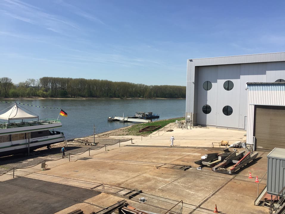 Voraussichtlich am 14. Mai wird die «MS 2018» aus der Werfthalle (rechts) gefahren und auf «Helling»-Wagen ins Wasser hinuntergelassen (wie das Schiff links).