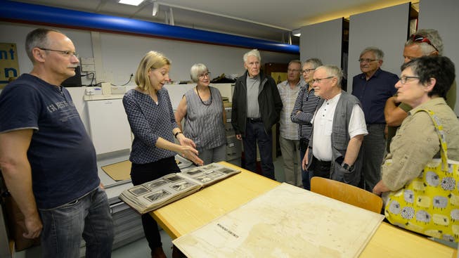 Stefan Haudenschild und Salome Moser (von links) zeigen Interessierten Pläne und Fotos des Grenchner Stadtarchivs.