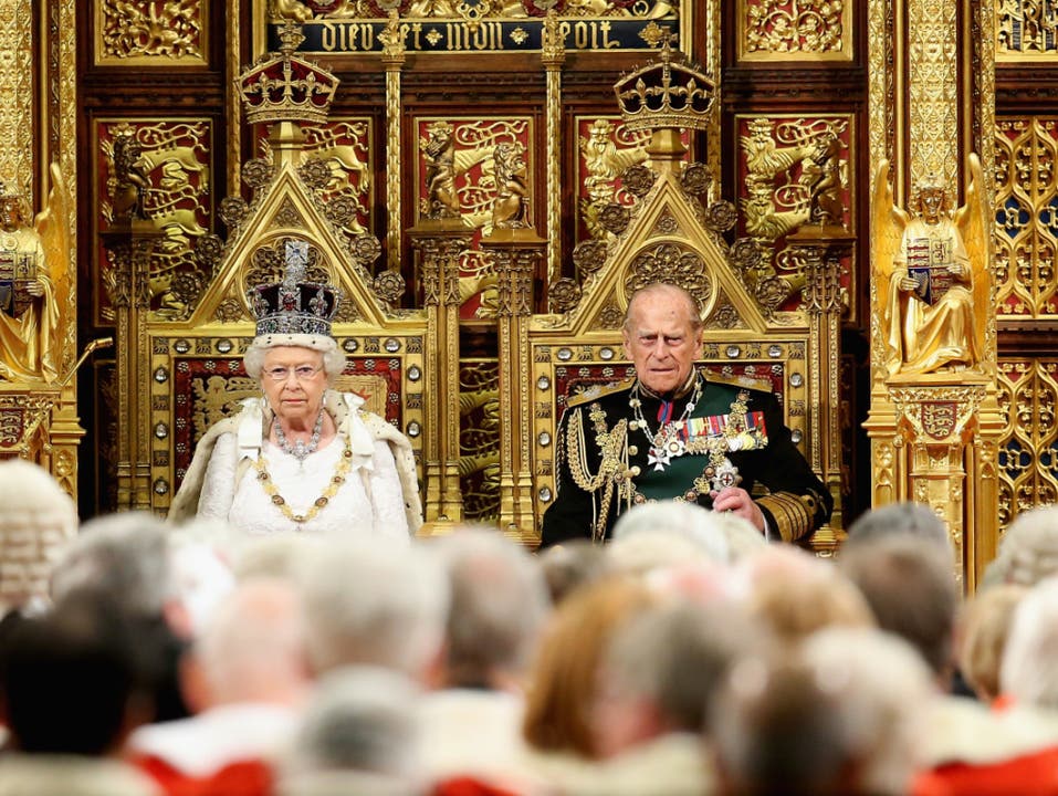 Prinz Philip wird man an solchen Auftritten nicht mehr sehen: Queen Elizabeth und ihr Ehemann vor den versammelten Parlamentsmitgliedern. Prinz Philip wird bis August bereits geplante Termine wahrnehmen. Danach wird er keine Einladungen annehmen oder Verpflichtungen übernehmen.