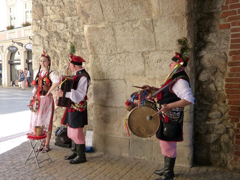 Eine Folkloregruppe musiziert im Florianstor.