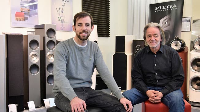 In der Lautsprecherabteilung: der Geschäftsführer und Inhaber Ulrich Müller (rechts) sowie der stellvertretende Geschäftsführer Stefano Müller.