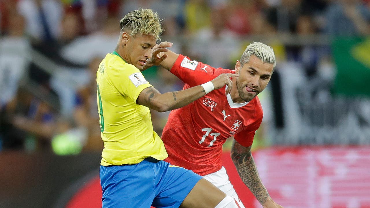 Neymar im Zweikampf mit Valon Behrami