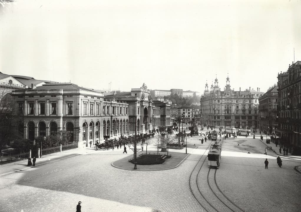 Blick auf den Bahnhofplatz um 1910. Das heutige Aussehen erhielt der Bahnhofplatz mit den Bauarbeiten, die 1970 ihren Abschluss fanden. Seither ist er stark vom Verkehr geprägt.