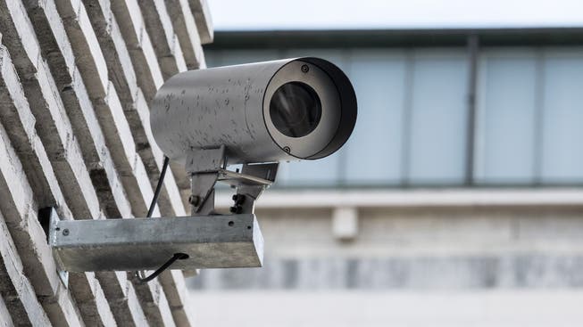Die Stadtpolizei Zürich will mit Überwachungskameras im öffentlichen Raum gegen Gewalt von Fussballfans vorgehen.