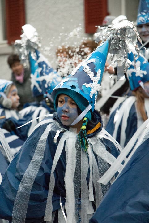 Diese Kindergärtler aus der Schuleinheit Steinmürli präsentieren ihre selbstgemachten Kostüme dem Publikum.
