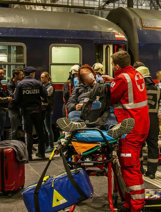 Ein Sanitäter kümmert sich um einen verletzten Passagier.