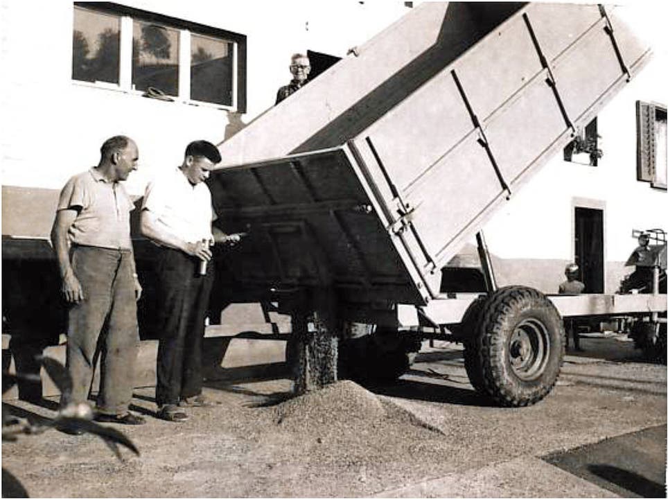 Die erste Lose-Getreideannahmen erfolgten 1964. In der Mitte: Hansruedi Knecht, Geschäftsführer der dritten Generation.