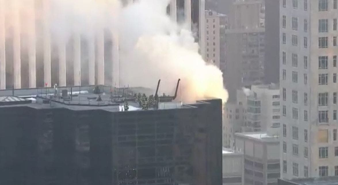 Über dem Trump-Tower steigt eine Rauchwolke auf.