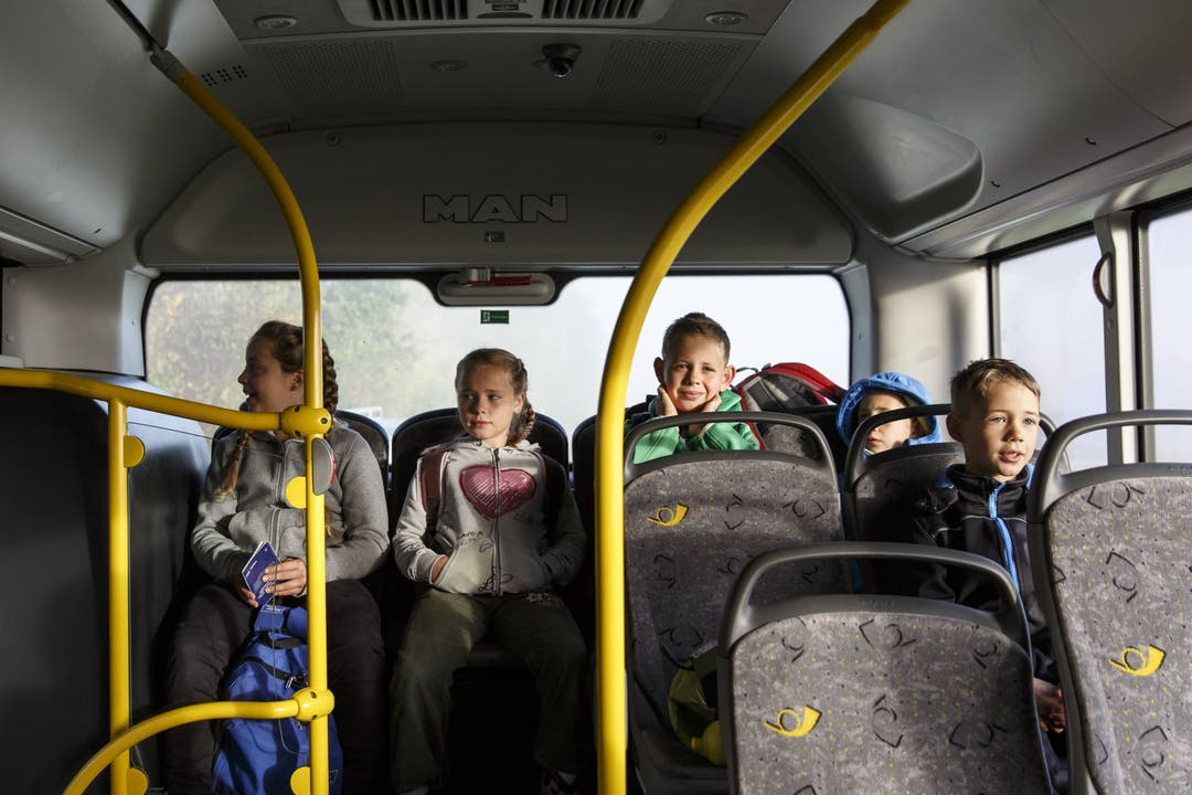 Mit dem Bus Nr. 129 durch den Bezirk Thal Die Kinder haben schulfrei und machen mit dem Bus Tagesausflüge in der Region.