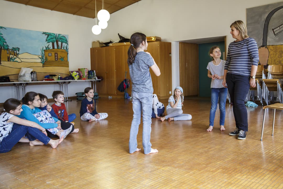 Jetzt ist «richtiges» Theaterspielen angesagt: In verschieden Szenen beweisen die Kinder ihr schauspielerisches Können.