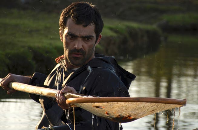 Der anständige Fischzüchter Reza (Reza Akhlaghirad) verfängt sich in einem Netz von Unrecht und Willkür.