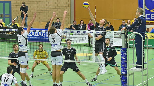 Volley Schönenwerds Captain Leandro Gerber sucht nach der Lücke im Block des belgischen Gegners Par-ky Menen.