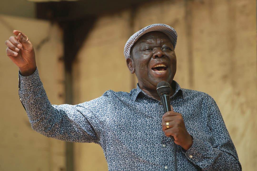 Morgan Tsvangirai, der bekannte Mann der allerdings zersplitterten Opposition, vor dem Parlament.